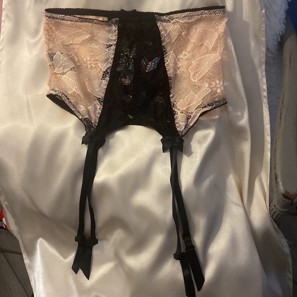 NEW GORGEOUS Bedroom Stories Chantilly Lace High Waisted Garter w/bows SZ SMALL - Picture 5 of 5